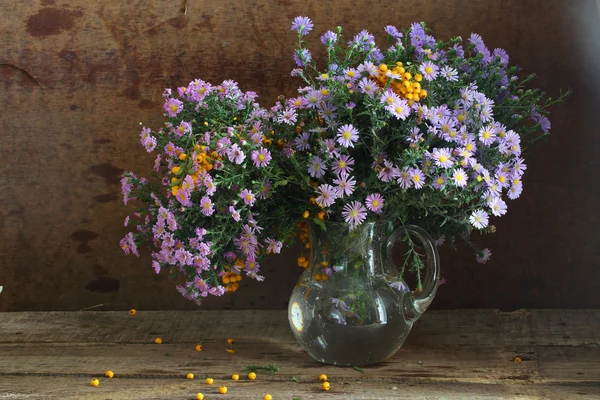 Strauß herbstlicher Farben in einem transparenten Krug — Stockfoto