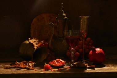 Üzüm, nar ve bir sürahi ile Doğu tarzı natürmort