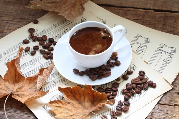 Masih hidup dengan secangkir kopi, daun musim gugur dan catatan — Stok Foto