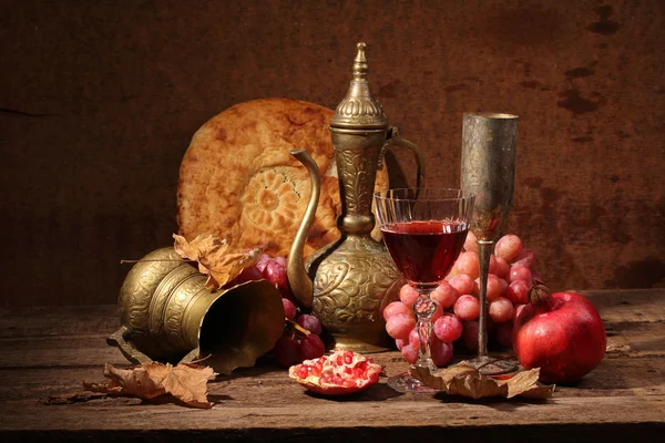 Red wine, juicy pomegranate, sweet grapes, flat cake and copper — Stock Photo, Image