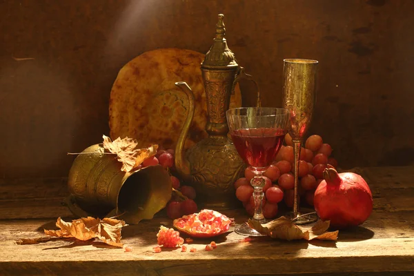 Czerwone wino, soczysty granat, słodkie winogrona, płaski placek i miedzi — Zdjęcie stockowe