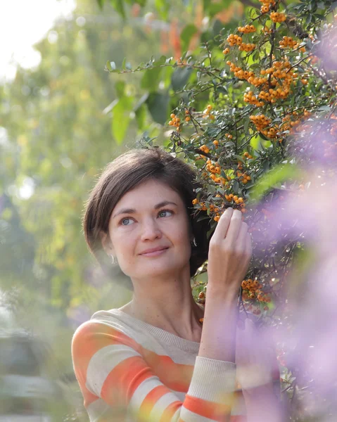 A menina bonita no parque entre cores — Fotografia de Stock