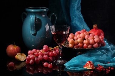 Natürmort şarap, meyve siyah bir zemin üzerine