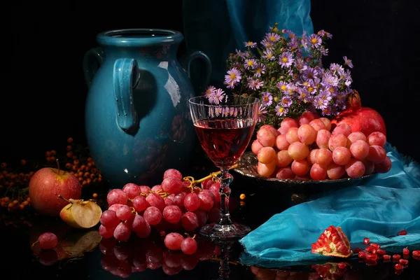 Rotwein, dunkelblauer Krug und Früchte auf schwarzem Hintergrund — Stockfoto