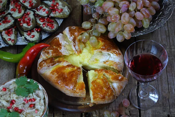 Вино, виноград и пирог с сыром — стоковое фото