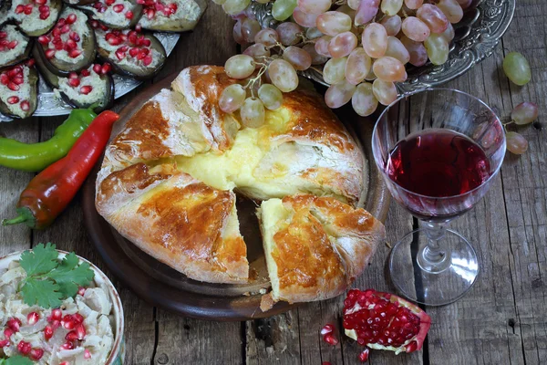 葡萄酒、 葡萄和粉扑馅饼加奶酪馅 — 图库照片