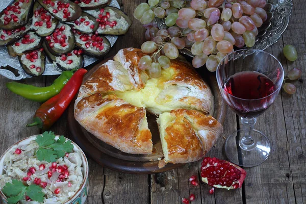 Сырный пирог, виноград и красное вино в стакане — стоковое фото