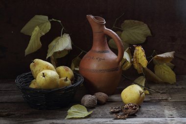 Armut, ceviz, bir sürahi ve sonbahar bir şube ile natürmort