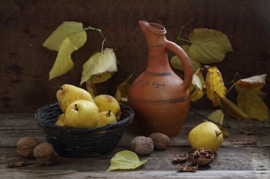 Ceviz, olgun armut ve sarı yaprakları ile bir linden Şubesi