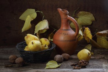 Ceviz, olgun armut ve sarı yaprakları ile bir linden Şubesi