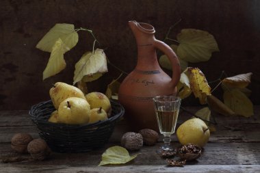Beyaz şarap, armut ve ceviz ile natürmort