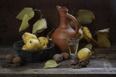 Beyaz şarap, olgun armut ve ceviz