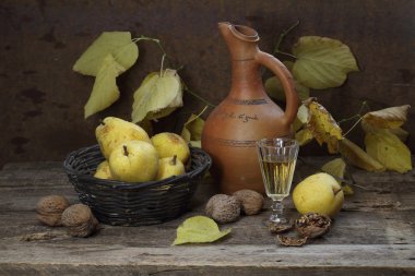 Beyaz şarap, armut ve ceviz ile natürmort