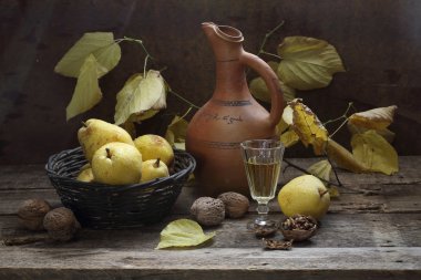 Beyaz şarap, olgun armut ve ceviz