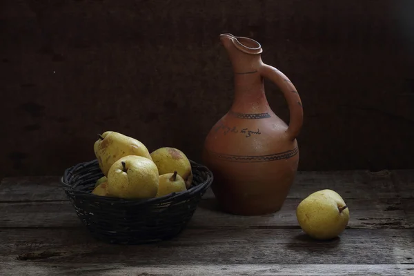 Orzechy włoskie, dojrzałych gruszek i gałęzi lipy z żółte liście — Zdjęcie stockowe