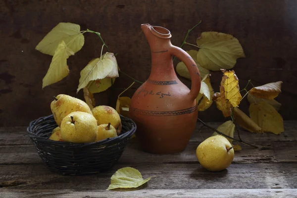 Noix, poires mûres et branches de tilleul aux feuilles jaunes — Photo