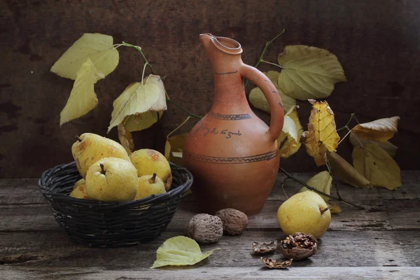 Noix, poires mûres et branches de tilleul aux feuilles jaunes — Photo