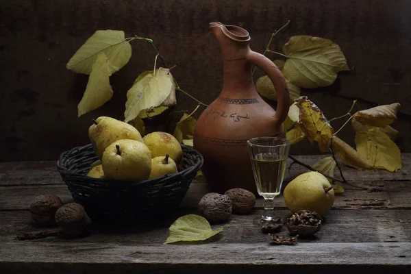 Vin blanc, poires mûres et noix — Photo