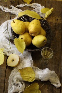 Beyaz şarap, armut ve sonbahar bir şube ile natürmort