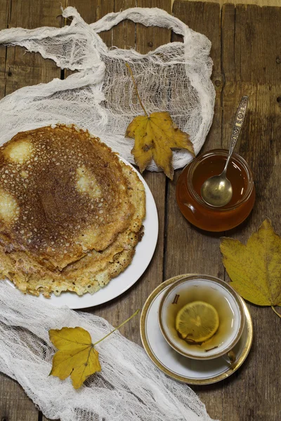 Teh dengan lemon, pancake, madu dan daun musim gugur — Stok Foto