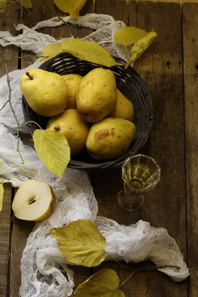 Vin blanc, poires dans un panier ondulé et une branche d'automne — Photo