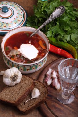 Borsch ekşi krema, votka ve bir et tabaka ile tuzlu yağ