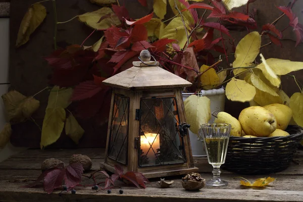 Vin blanc et poires dans un panier vacillant et une vieille lanterne — Photo