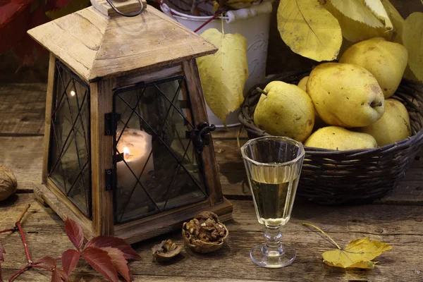 Vin blanc et poires dans un panier vacillant et une vieille lanterne — Photo