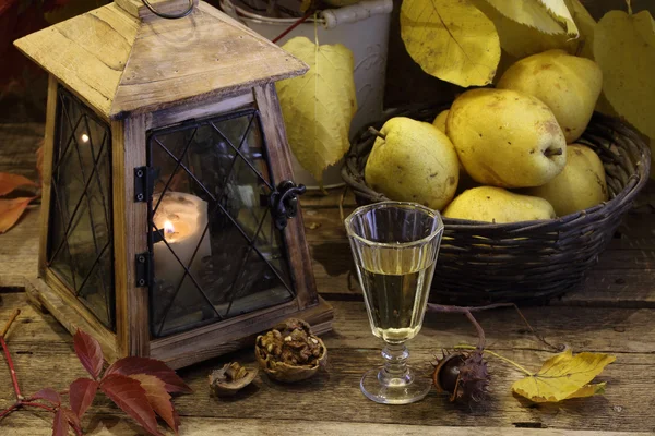 Vitt vin och päron i en wattled korg och en gammal lykta — Stockfoto