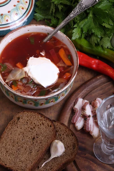 Borsch con crema agria, pan negro con ajo, grasa salada y v — Foto de Stock