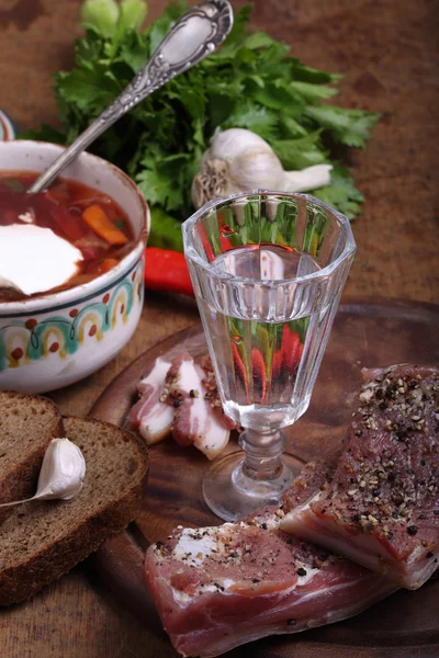 Wodkaglas, Borschtsch mit saurer Sahne und salzigem Fett — Stockfoto