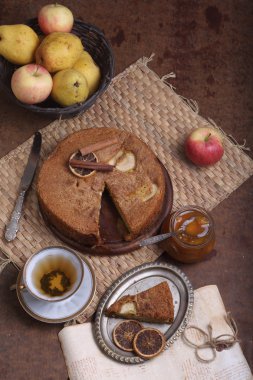 Charlotte ile elma, çay ve reçel