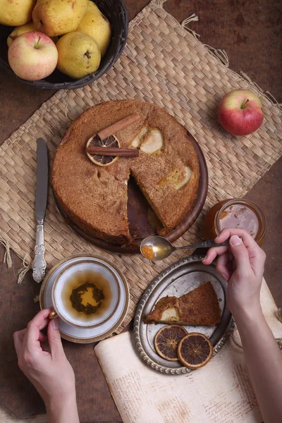 The woman drinks tea with jam and a charlotte — Stock Photo, Image