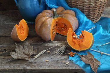 Kabak, gerdanlı sepet ve koyu mavi kabı