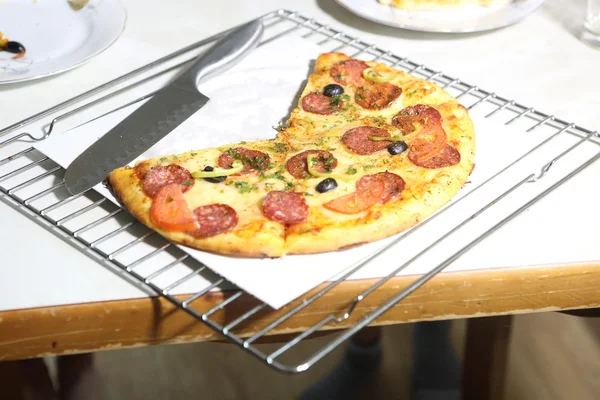 Пицца из салями домашней подготовки — стоковое фото