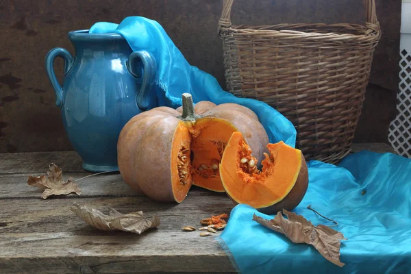 Kabak, gerdanlı sepet ve koyu mavi kabı — Stok fotoğraf