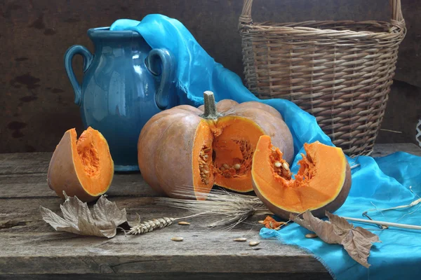 Kabak, gerdanlı sepet ve koyu mavi kabı — Stok fotoğraf