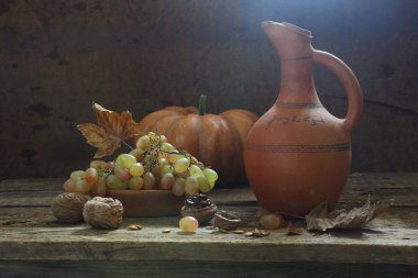 Üzüm, ceviz ve kil sürahi