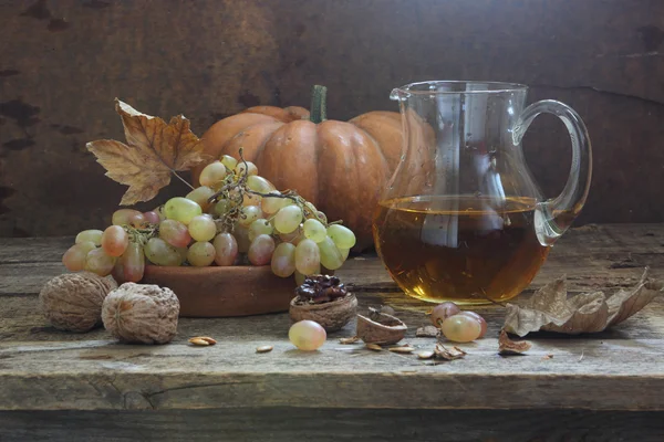 Zátiší s hrozny, vlašské ořechy a hroznová šťáva — Stock fotografie