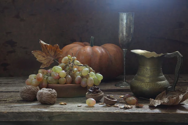 Біле вино подається з виноградом і волоськими горіхами — стокове фото