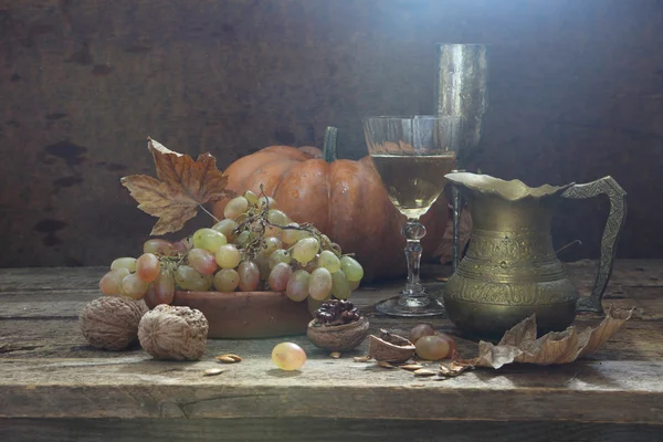 Víno s hroznovým vínem a vlašskými ořechy — Stock fotografie