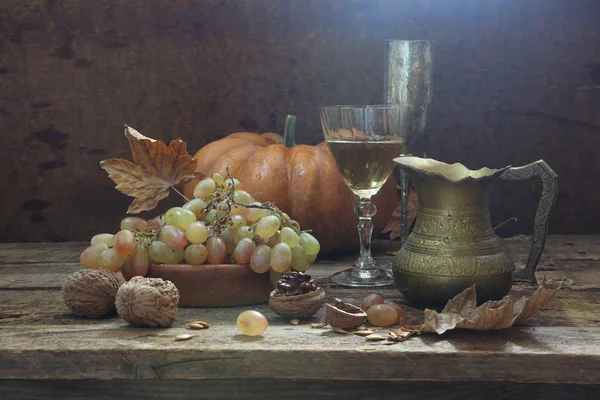Stillleben mit Wein, Walnüssen und Trauben — Stockfoto