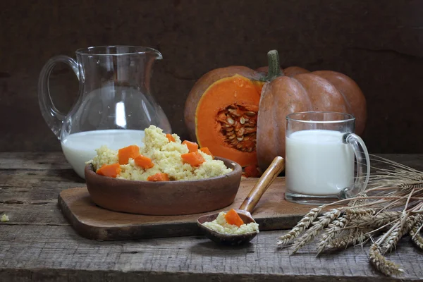 かぼちゃのミルクと共に送信されるキビ穀物 ストック画像