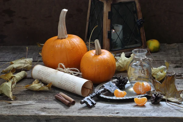 Csendélet, őszi levelek, a sütőtök és egy régi lámpa — Stock Fotó