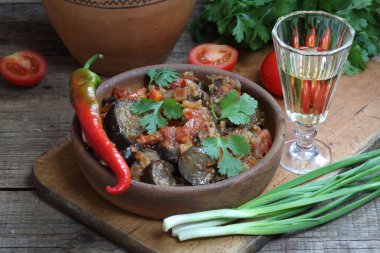 Domates ve biber ve bir votka şarap cam ile baharatlı patlıcan