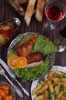 Kırmızı şarap ve bir patates ve vegetabl ile gönderilmiş tavuk fileto