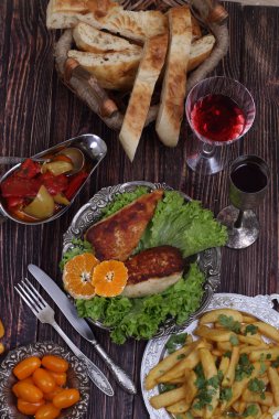 Kırmızı şarap ve bir patates ve vegetabl ile gönderilmiş tavuk fileto