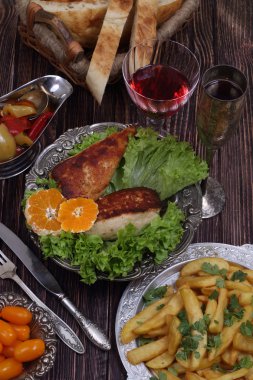 Bir gevrek, kızarmış patates ve bir bardak şarap tavuk fileto