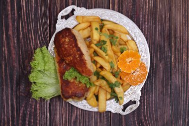 Bir net üzerinde salata tavuk fileto bırakır