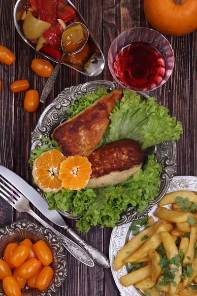 Kycklingfilé i en skarp, pommes frites och ett vinglas — Stockfoto
